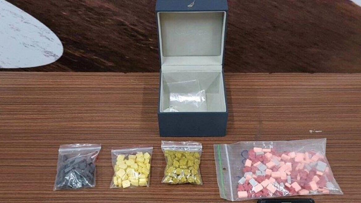 Σύλληψη 26χρονου με 131 χάπια ecstasy στη Γλυφάδα 